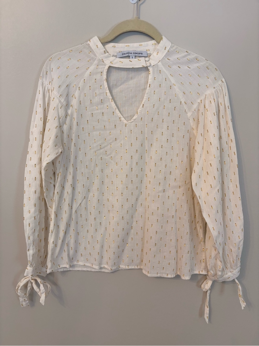 Bohme Collective Concepts Cream Metallic Gold Dot Keyhole Long-Sleeve Top Small
